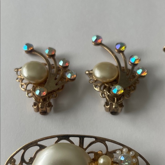 Sarah Coventry Gold and Pearl Brooch Set - Picture 3 of 8